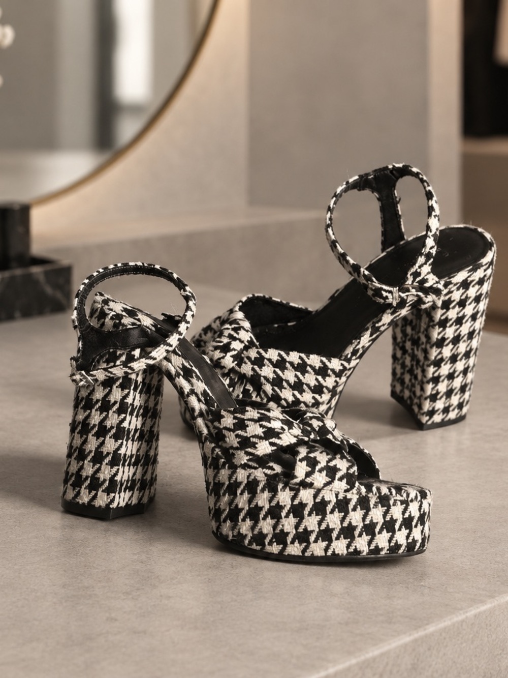 Wild Diva Geneva Houndstooth Platform Block Heel Sandals - Size 7.5